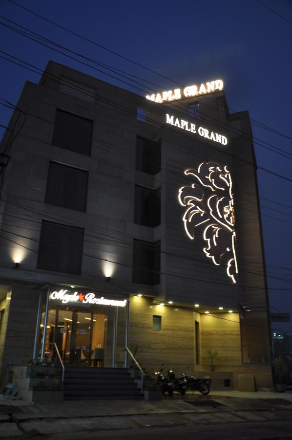 Hotel Maple Grand à Agra  Extérieur photo